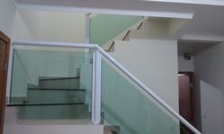 Produto Corrimão de alumínio branco com vidro