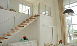Escada com guarda corpo de vidro