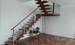 Produto Escada de madeira com corrimão de vidro