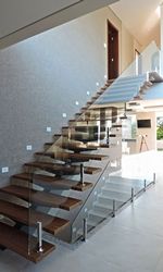 Produto Escada de madeira com guarda corpo de vidro