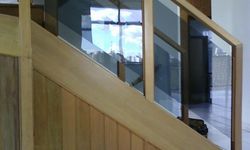 Produto Guarda corpo em madeira e vidro