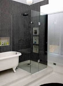 banheiro com box de vidro