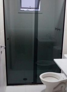 banheiro com box de vidro