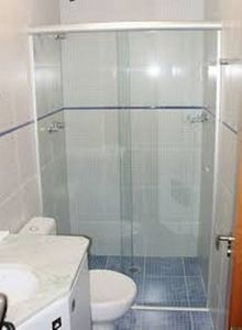 banheiro com box de vidro