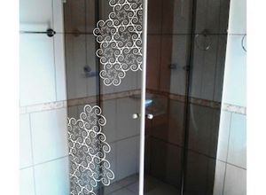 box de vidro com adesivo