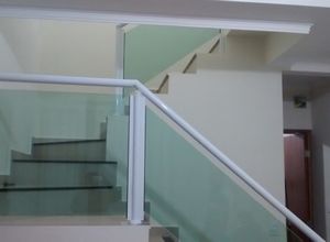 corrimão de alumínio branco com vidro
