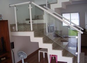 corrimão de alumínio branco com vidro