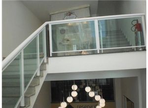 corrimão de alumínio branco com vidro