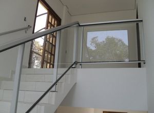 corrimão de alumínio e vidro