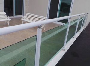 corrimão de vidro e alumínio