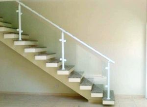 escada com corrimão de vidro