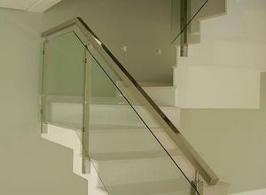 escada com corrimão de vidro