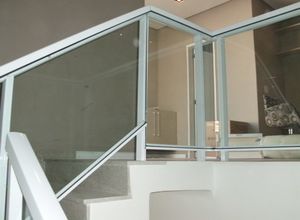 escada com guarda corpo de alumínio