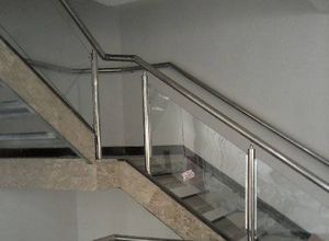 escada com guarda corpo de alumínio