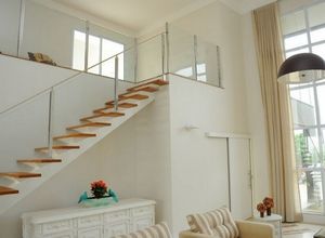 escada com guarda corpo de vidro