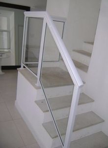 escada com guarda corpo de vidro
