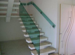 escada com guarda corpo em vidro