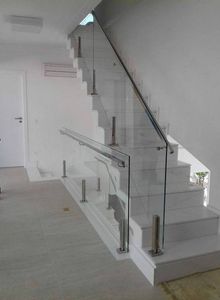 escada com guarda corpo em vidro