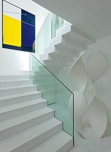 escada com guarda corpo em vidro