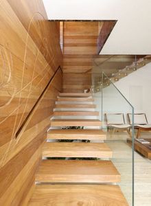 escada de madeira com guarda corpo de vidro