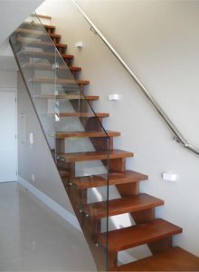 escada de madeira com guarda corpo de vidro