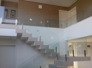 escada guarda corpo vidro