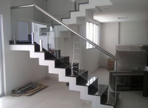 escadas de inox é vidro