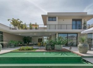 fachada com porta de vidro