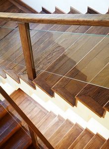 guarda corpo de vidro e madeira