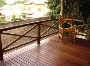 guarda corpo em madeira