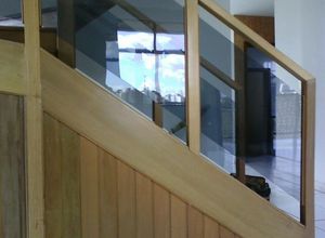 guarda corpo em madeira e vidro