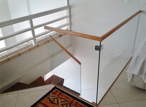 guarda corpo em madeira e vidro