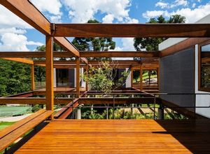 guarda corpo em madeira para sacada