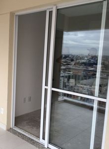 varanda com porta de vidro