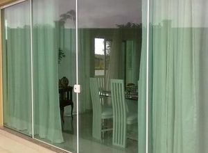 varanda com porta de vidro