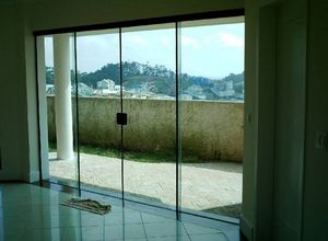 varanda com porta de vidro